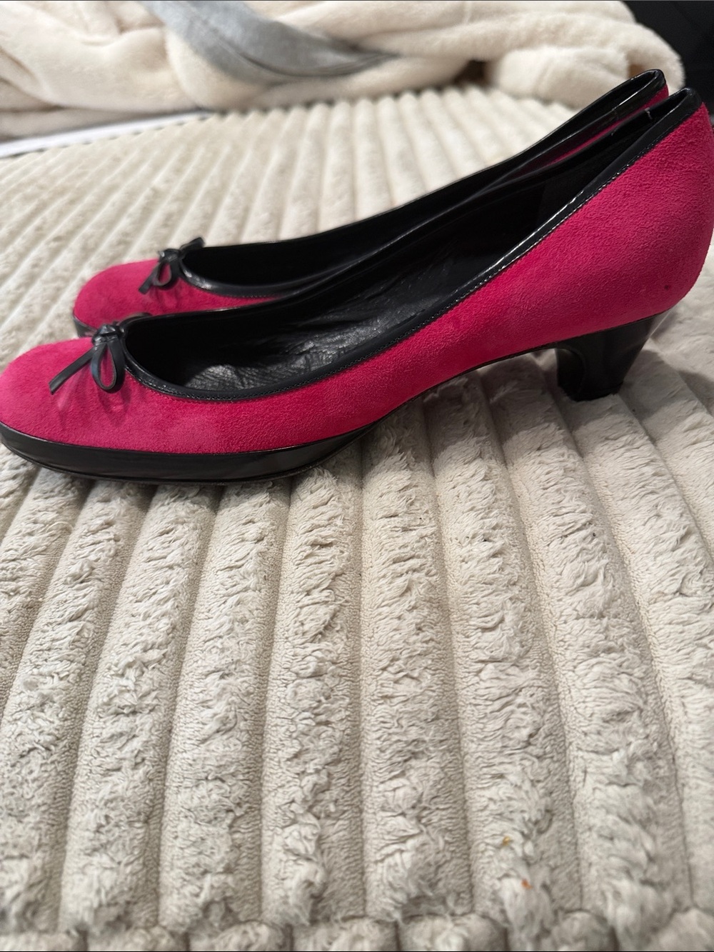 Marc Jacobs Fuchsia Suede Kitten Heels with Black Trim - Picture 2 of 4